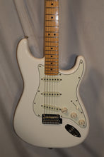 Load image into Gallery viewer, Fender Player Stratocaster Polar White Maple Fingerboard Made in Mexico