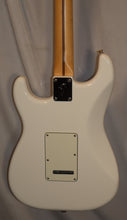 Load image into Gallery viewer, Fender Player Stratocaster Polar White Maple Fingerboard Made in Mexico