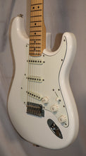 Load image into Gallery viewer, Fender Player Stratocaster Polar White Maple Fingerboard Made in Mexico