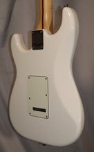 Load image into Gallery viewer, Fender Player Stratocaster Polar White Maple Fingerboard Made in Mexico