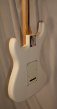 Load image into Gallery viewer, Fender Player Stratocaster Polar White Maple Fingerboard Made in Mexico