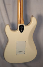Load image into Gallery viewer, Fender Classic Series 70s Stratocaster Rosewood Fingerboard Olympic White with gig bag used 2003 Made in Mexico