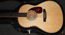 Load image into Gallery viewer, Larrivee L-05 Select Series Mahogany Back & Sides Spruce Top Gloss Finish Acoustic Guitar with case B-stock - Natural Gloss
