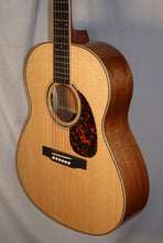 Load image into Gallery viewer, Larrivee L-05 Select Series Mahogany Back & Sides Spruce Top Gloss Finish Acoustic Guitar with case B-stock - Natural Gloss