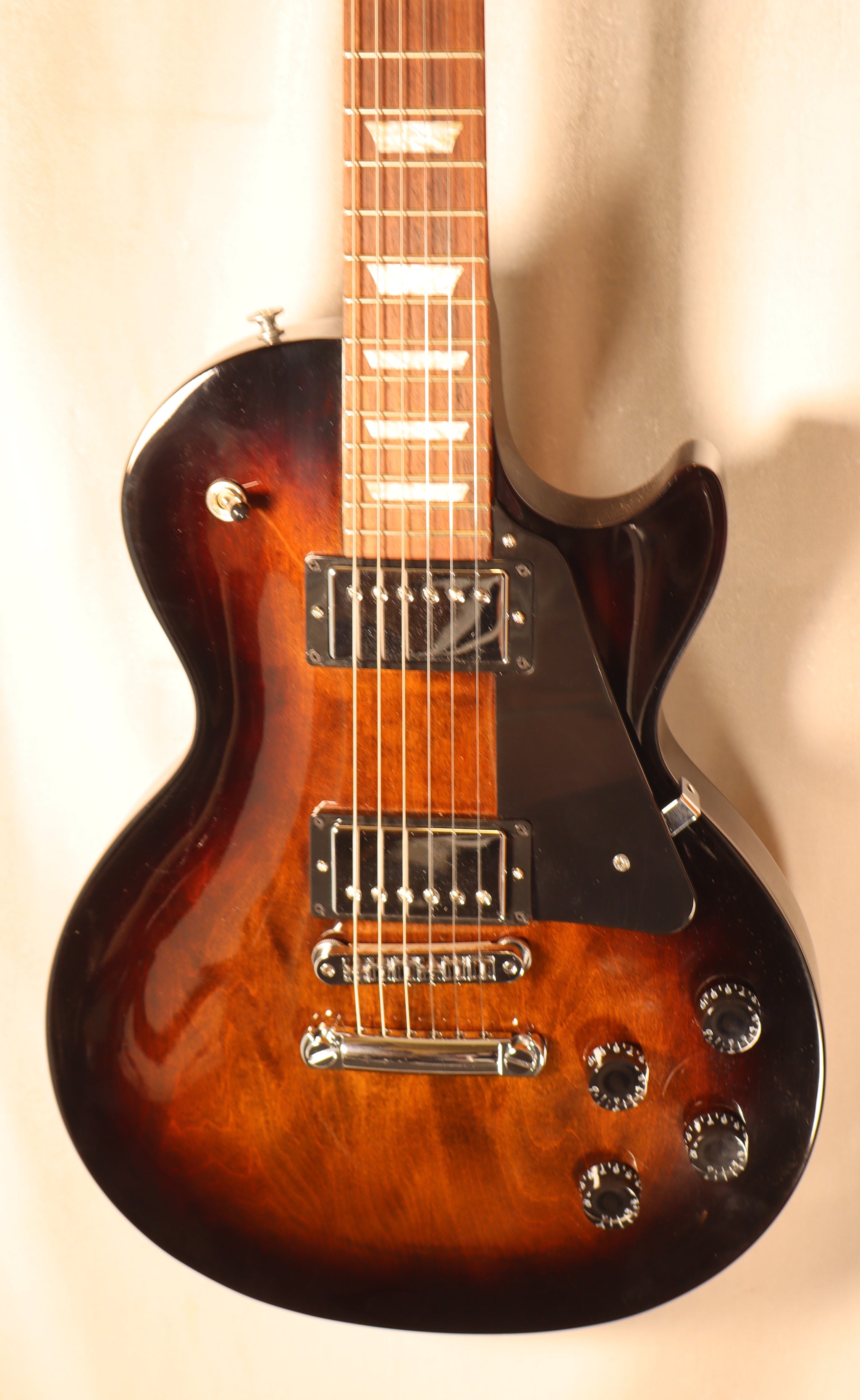 gibson les paul studio tobacco sunburst 2018 Electric Guitar Vintage Black Pickguard wired to innovative push/pull volume controls that unlock coil Gibson 120th Anniversary Les Paul