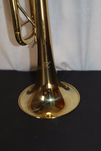 Load image into Gallery viewer, JZ Music Bb Student Trumpet with case + 7C mouthpiece used
