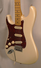 Load image into Gallery viewer, Fender Made in Mexico Player Plus Stratocaster Left-Handed Olympic Pearl used 2023

