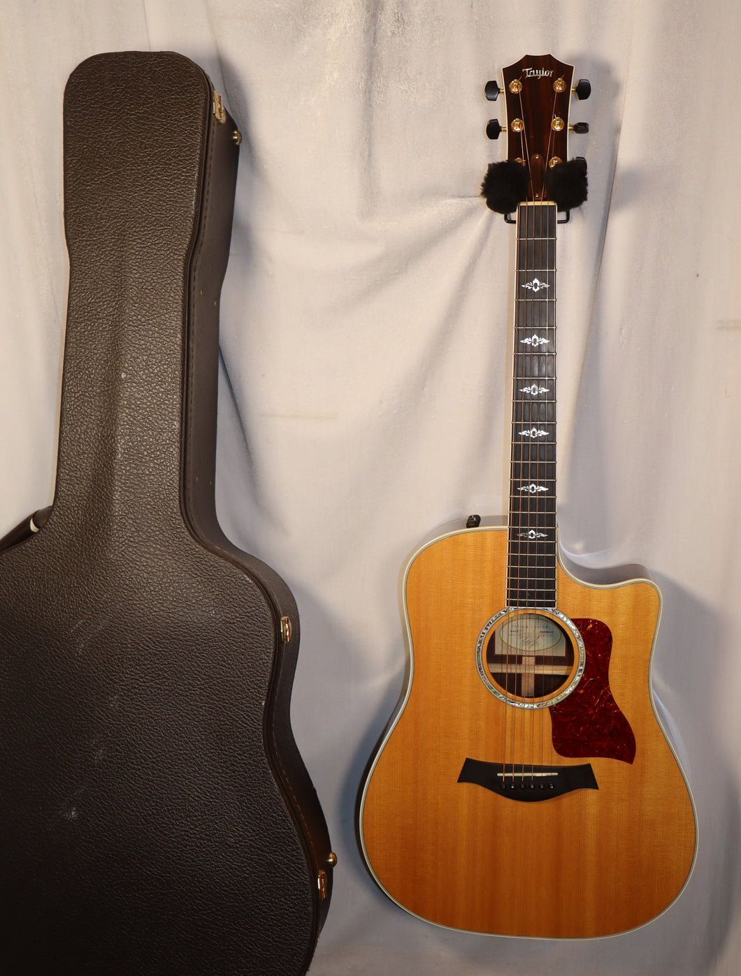 Taylor 810ce Natural Dreadnought Cutaway Acoustic Electric ES1 Expression System with case 2005