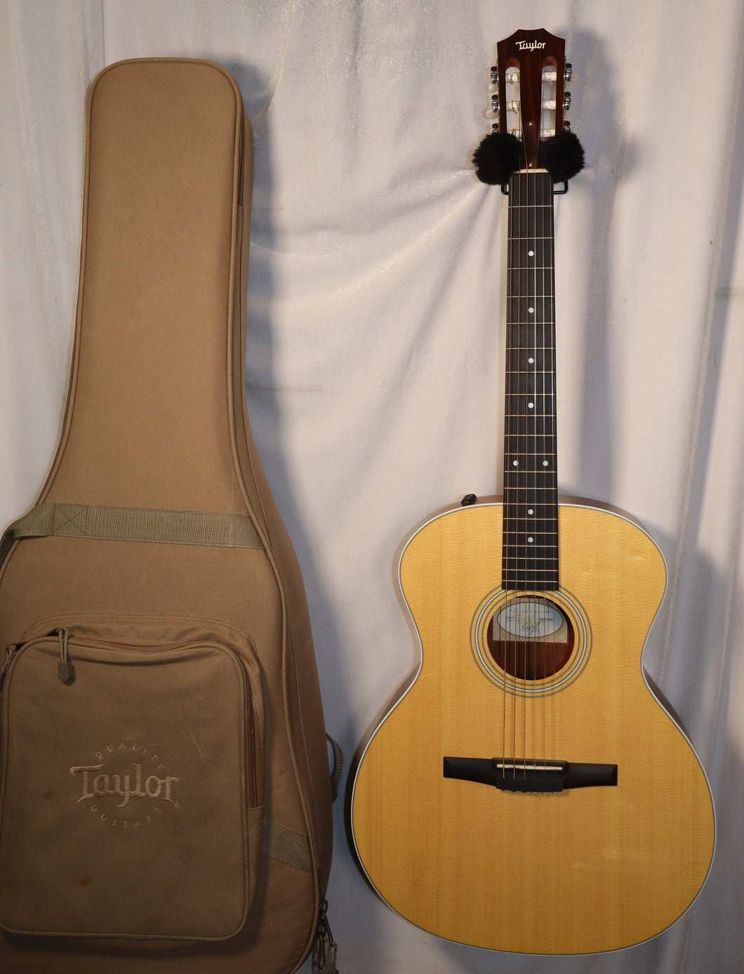 Taylor 214eN Nylon String Acoustic Electric Classical Guitar with gig bag used 2014