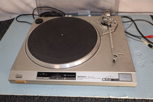 Load image into Gallery viewer, Technics SL-QX200 Quartz Direct Drive Turntable System record player used
