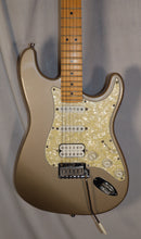 Load image into Gallery viewer, Fender USA 50th Anniversary Lone Star Stratocaster Shoreline Gold with case 1996
