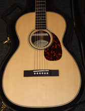 Load image into Gallery viewer, Larrivee OO‐40R Legacy Series Indian Rosewood Back &amp; Sides Acoustic Guitar with case B-stock
