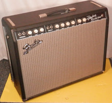 Load image into Gallery viewer, Fender &quot;Custom&quot; Vibrolux Reverb 40-Watt 2x10&quot; Guitar Tube Combo Amp with footswitch used &quot;Quiet Mod&quot;
