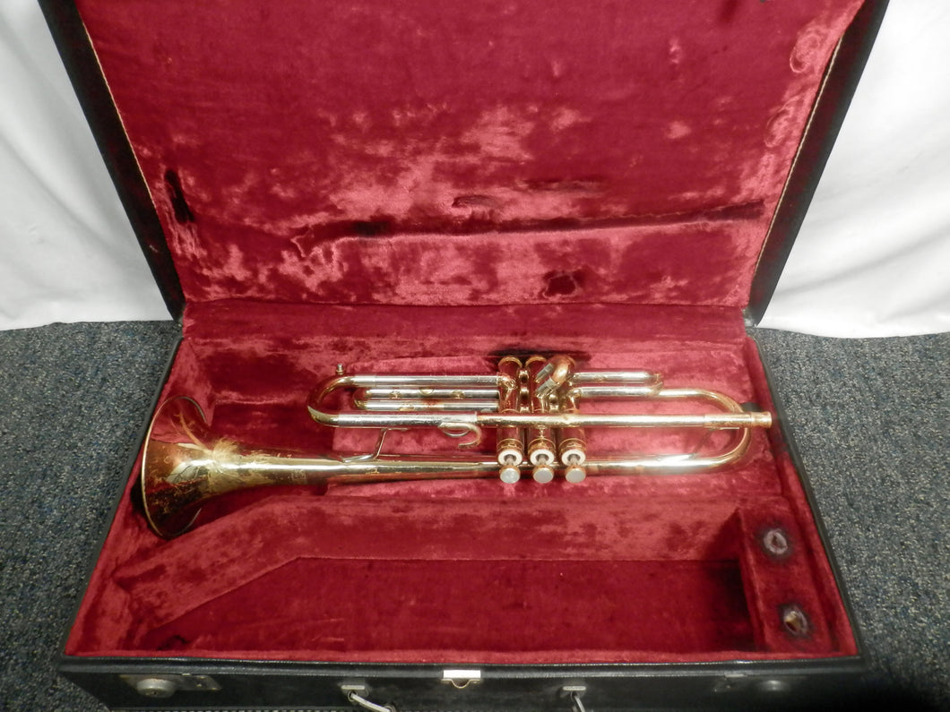 Getzen 300 Series Bb Trumpet with case used Recently serviced