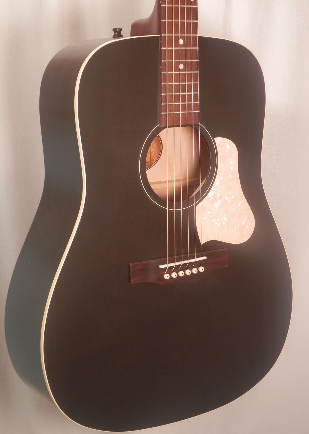 Art & Lutherie Americana Dreadnought Acoustic Guitar Faded Black Solid Cedar Top (Model # 045587 )