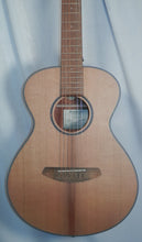 Load image into Gallery viewer, Breedlove Discovery S Companion Red cedar-African mahogany Natural Satin Acoustic
